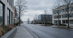 Foto: vaikne ärikvartali tänav madalate bürookhoonete ja raagus puudega. Illustratsioon artikli juurde teemal hüpoteegi seadmine.